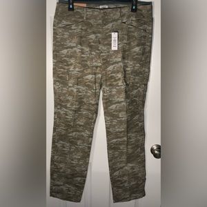 $79 LL Bean Women's size 12 Favorite Fit Stretch Canvas Cargo Pants Camouflage